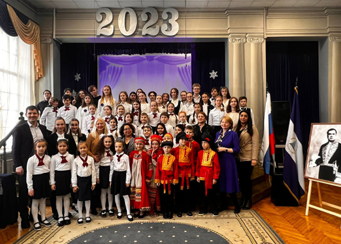 Niños de Moscú rinden homenaje al Príncipe de las Letras Castellanas