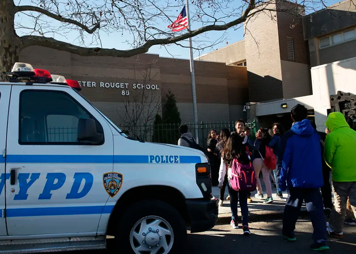 Balacera cerca de una escuela en Nueva York deja a un adolescente herido