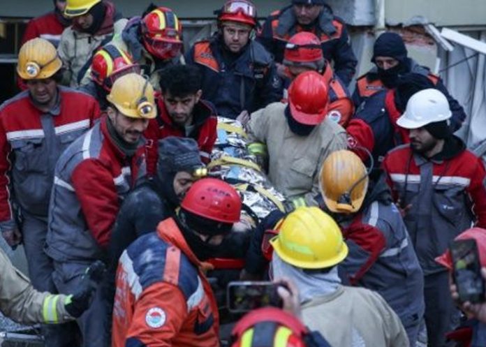 Emiten más de 100 órdenes por edificios derrumbados en Türkiye