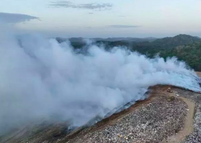 Se quema el principal basurero de Panamá provocando humo 