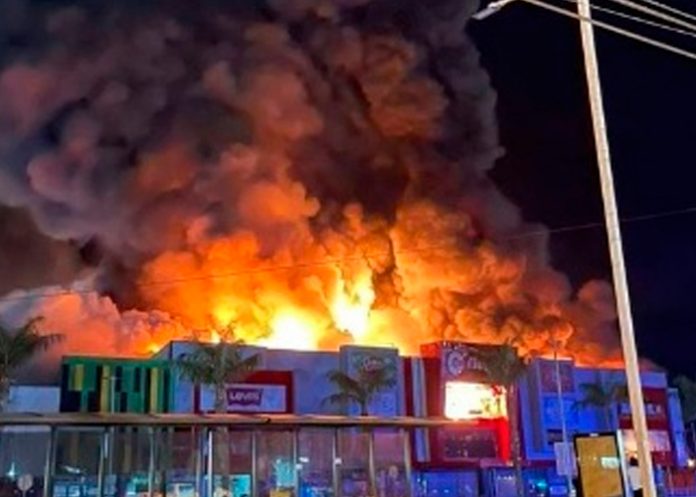 Incendio consume uno de los centros comerciales más importantes de Panamá