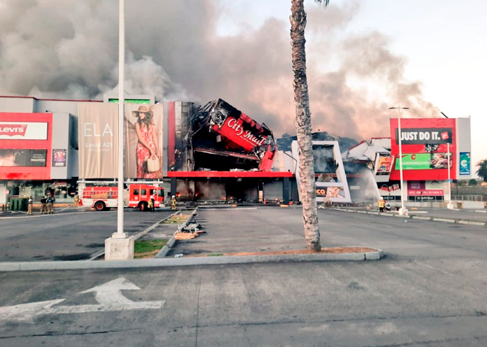Incendio consume uno de los centros comerciales más importantes de Panamá