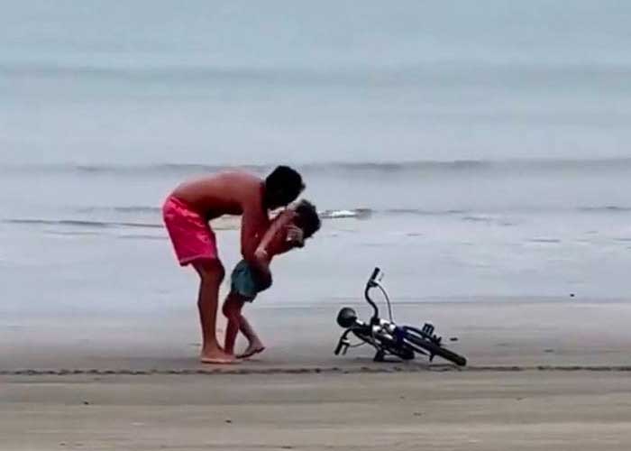 Papá celebrar que su hijo aprendió a montar bicicleta