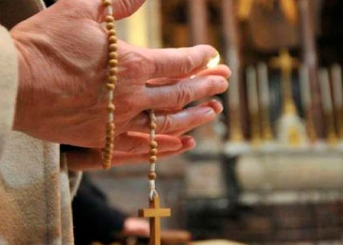 Miembros del clero católico en Portugal abusaron de 4 mil 800 menores