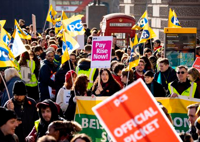 ¡No aguantan más!: Trabajadores de Reino Unido hacen multitudinaria huelga 