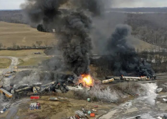 Tren se descarrila y provoca un gran incendio en Ohio, Estados Unidos