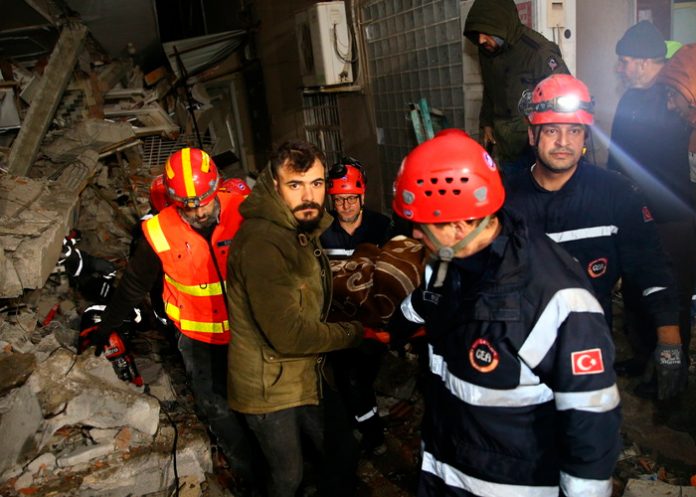 Hallan con vida a niño entre los escombros tras devastador terremoto en Turquía