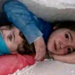 ¡Incomparable amor! Protege a su hermano bajo los escombros en Siria