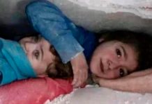 ¡Incomparable amor! Protege a su hermano bajo los escombros en Siria