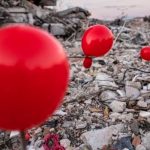 Rinden homenaje con globos rojos a niños muertos por el terremoto en Turquía