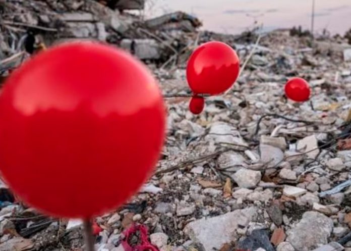 Rinden homenaje con globos rojos a niños muertos por el terremoto en Turquía