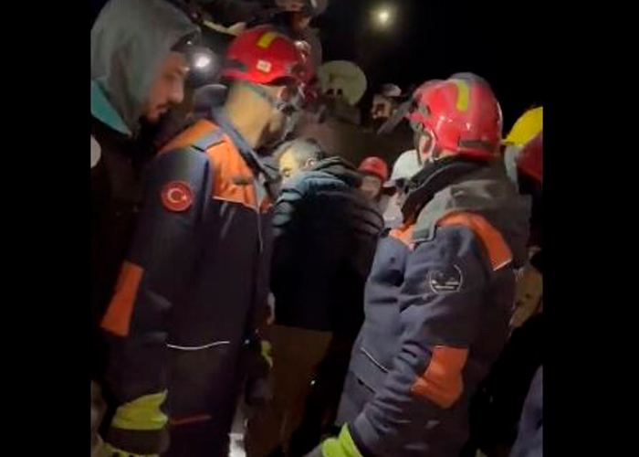 ¡Tras 90 horas sepultados en los escombros! Rescatan a otro bebé en Turquía
