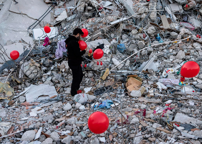 Rinden homenaje con globos rojos a niños muertos por el terremoto en Turquía