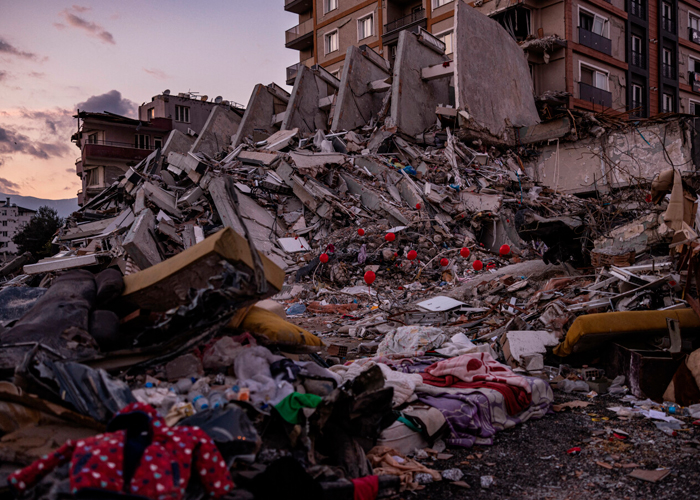 Rinden homenaje con globos rojos a niños muertos por el terremoto en Turquía