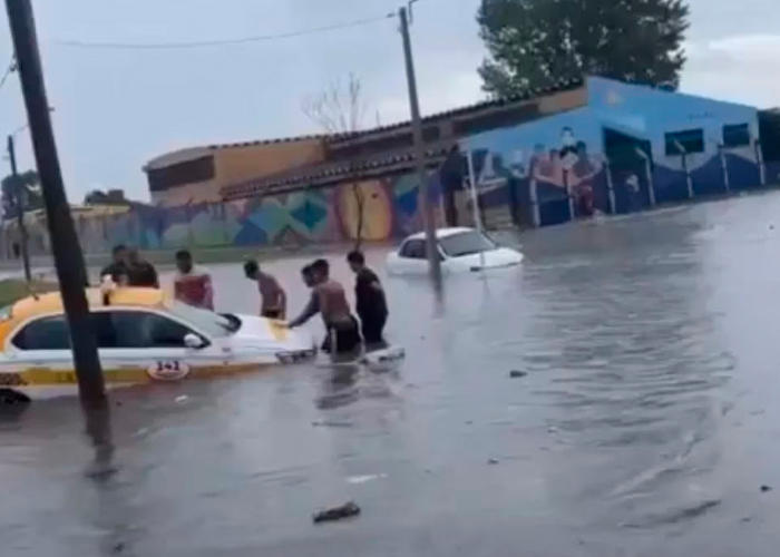 ¡Uruguay bajo agua! Aguaceros dejan calles incomunicadas en Montevideo 