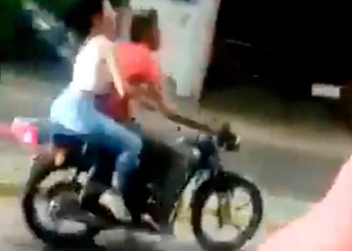Joven pierde la vida por la "pirueta" de un motociclista en Venezuela (VIDEO)