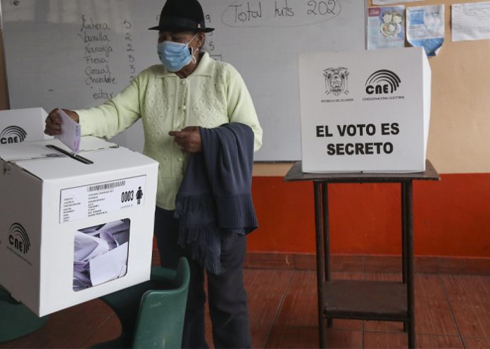Dan inicio a elecciones seccionales y referéndum en Ecuador