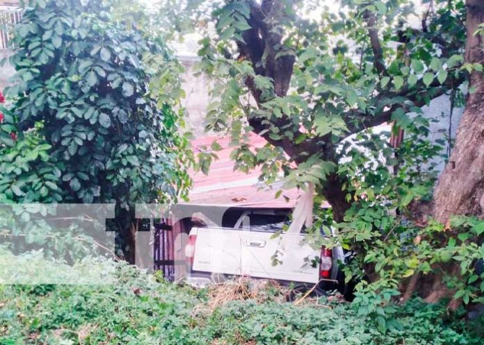 Camioneta impacta contra una vivienda en Boaco