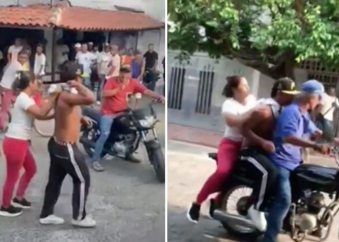 ¡VIDEO! A manotazos llegó a sacar una madre a su hijo de una protesta