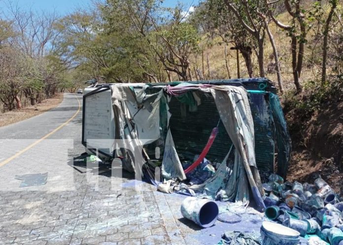 Desperfectos mecánicos provocó vuelco de camioncito en Comalapa, Chontales