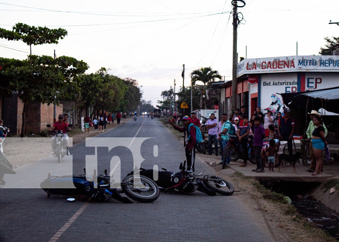 Daños materiales en un accidente entre motos en Jalapa