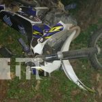 Motociclista resulta con lesiones al impactar contra un semoviente en Jalapa