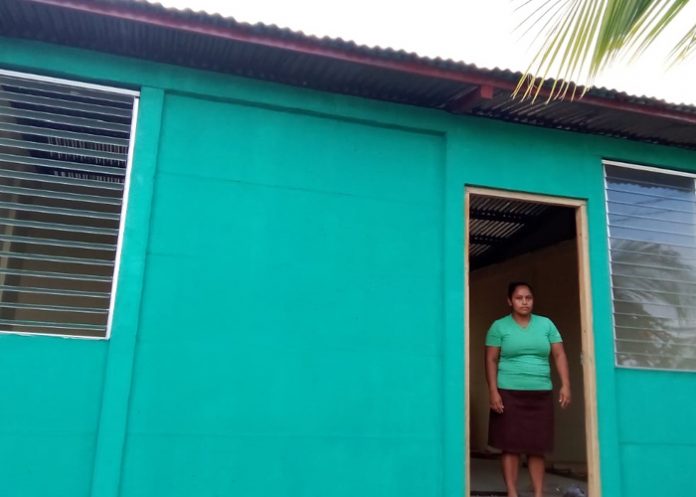 Familias de Somoto, Chontales y Bluefields reciben nuevas viviendas