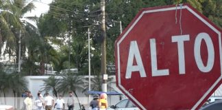 Irrespetar la señal de ALTO deja con golpes a un motociclista en Plaza España, Managua