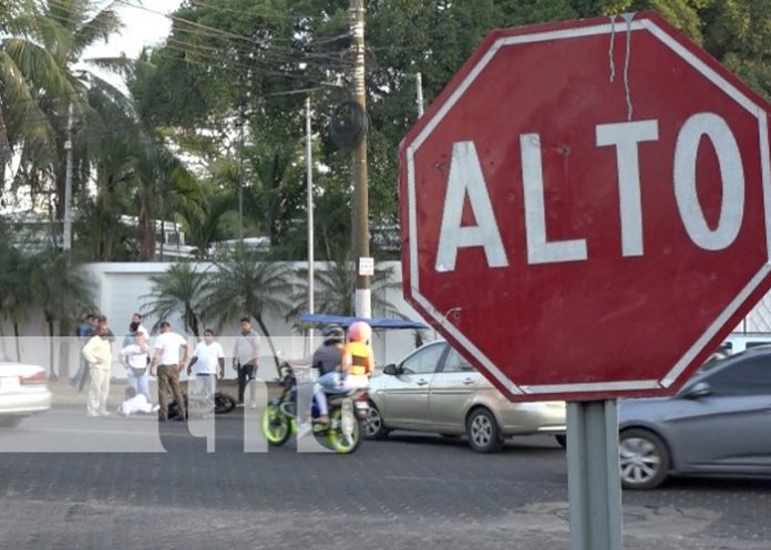 Irrespetar la señal de ALTO deja con golpes a un motociclista en Plaza España, Managua