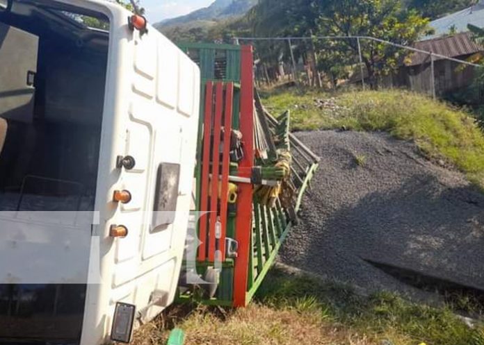 Foto: Camión se da vuelta en la cuesta de la Ponzoña, en Río Blanco / TN8