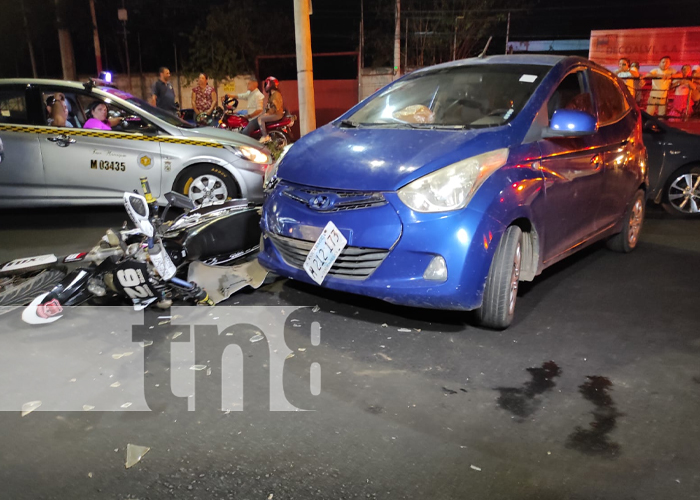 Foto: Conductora le invade carril a motociclista y este termina fracturado, en Managua / TN8