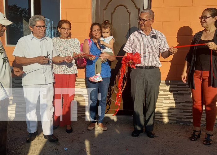 Alcaldía de Granada entrega cinco nuevas viviendas a familias