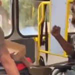 Video: Personas en silla de ruedas se enfrentan por “espacio” en un bus