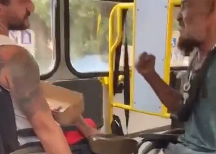 Video: Personas en silla de ruedas se enfrentan por “espacio” en un bus