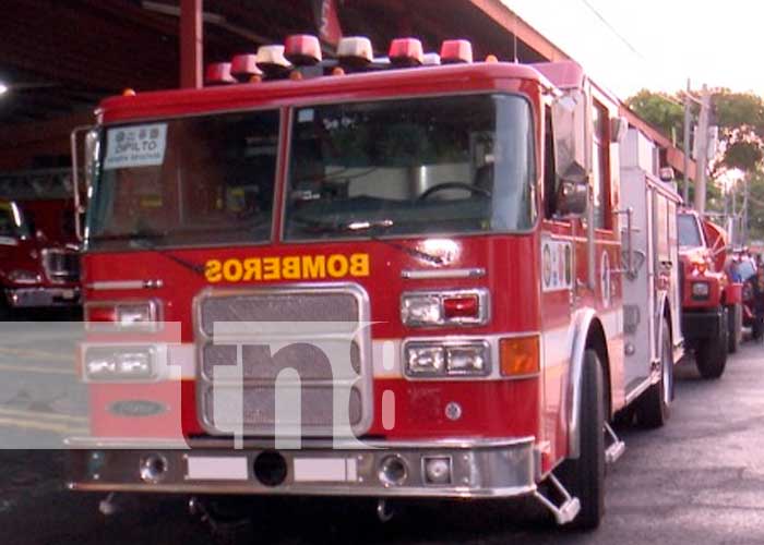 Bomberos Unidos envían dos camiones contra incendios hacia Dipilto, Nueva Segovia