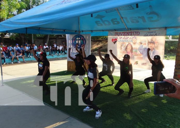 Foto: Jóvenes de Granada bailan al ritmo de música 