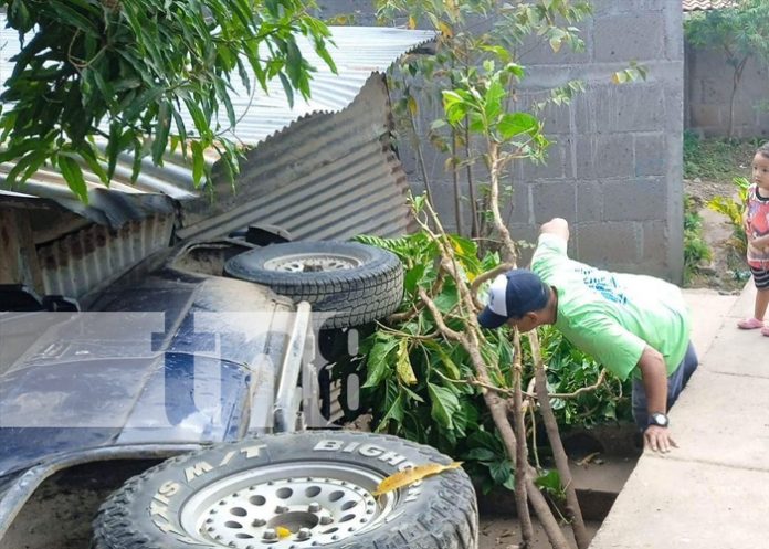 Foto: Quedó “sin frenos” y se estrella contra una vivienda, en Juigalpa / TN8
