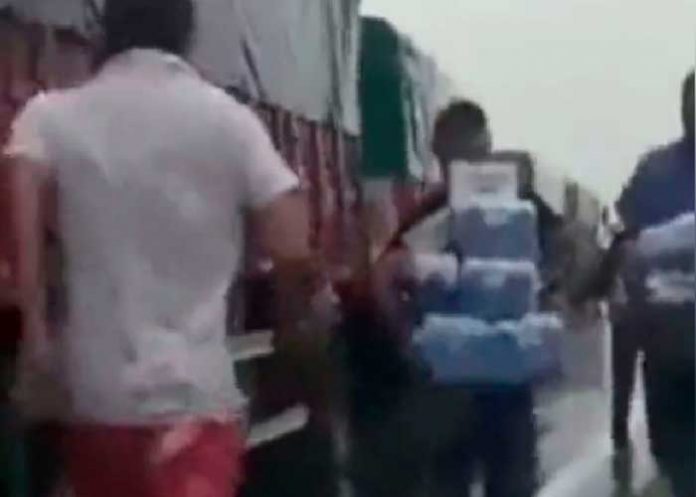 ¡No aguantan nada! Camión de cervezas se vuelca y la gente lo saquea en Argentina