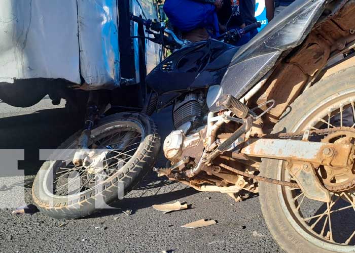 Motociclista termina con lesiones graves y debajo de un bus en Managua