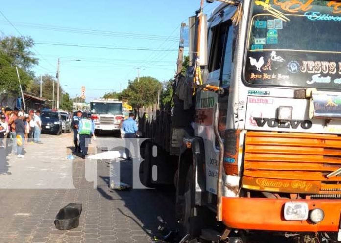 Conductora de moto fallece al ser arrollada por camión en Managua