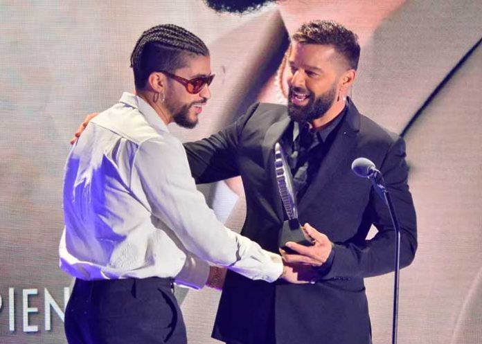 Ricky Martin entrega premio a Bad Bunny por apoyar comunidad LGBTQ