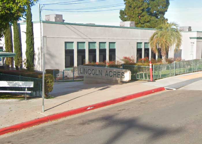 Arrestan a maestra por abuso sexual en California
