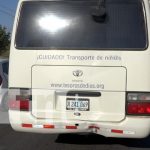 Motociclista se salva de morir al impactar contra un microbús en Managua