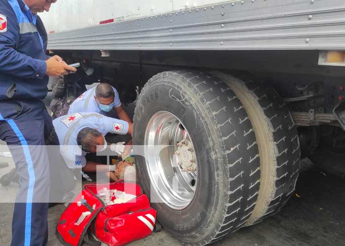 Peatón vivo de “milagro” tras arrojársele a un camión en Managua