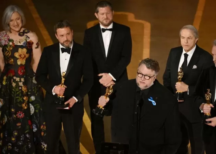 Foto: Guillermo del Toro y su equipo recibieron el primer Oscar de la Noche por "Pinocho" a mejor película animada / Cortesía