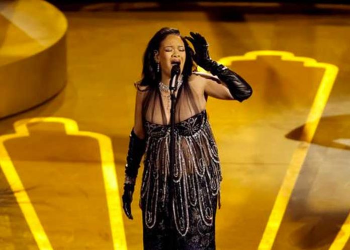 Rihanna interpreta tema en premios Oscar y cautiva a todo el público