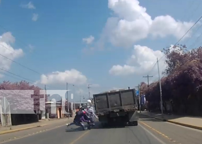 En estado reservado se encuentran motociclistas que impactaron a camión en Jinotepe