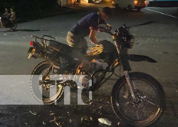 Arde una motocicleta en plena marcha en Juigalpa, Chontales