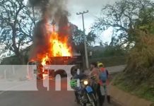 Colisión entre camión y moto provoca que se incendien en carretera Matagalpa a Waslala