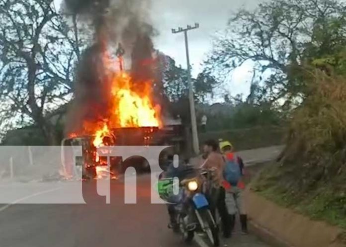 Colisión entre camión y moto provoca que se incendien en carretera Matagalpa a Waslala